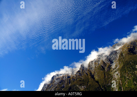 Il cielo blu sopra il magnifico Milford Sound Parco Nazionale di Fiordland in Nuova Zelanda Foto Stock