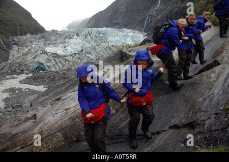Ecotourists discendente da Franz Joseph glacier Westland National Park in Nuova Zelanda n. MR Foto Stock