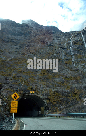 Il controllo del traffico in ingresso al Tunnel Homer, Milford Road nel Milford Sound, Parco Nazionale di Fiordland, Nuova Zelanda Foto Stock