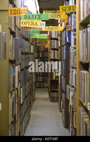 Guardando verso il basso un corridoio in una seconda mano book store su Hollywood Boulevard Foto Stock