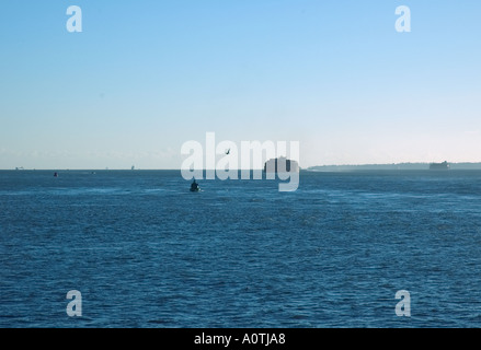 In lontananza si vede No Mans Land Fort nel Solent vicino a Portsmouth sulla costa sud dell'Inghilterra Foto Stock