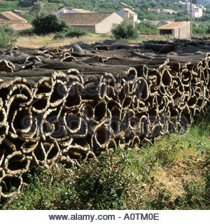 Corteccia di sughero come materiale grezzo dopo la rimozione da querce da sughero impilati all'aperto in Portogallo Foto Stock