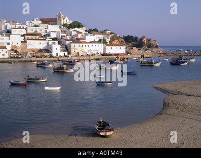 Algarve Ferragudo village ormeggiate barche da pesca in porto Foto Stock