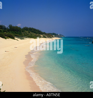 Due persone giacenti su asciugamani a prendere il sole su piccoli semi circolare graziosa spiaggia di Warwick Long Bay Bermuda Foto Stock