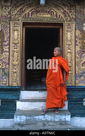 Monaco novizio sulle fasi del tempio di Wat Xieng Thong Luang Prabang s più famoso monastero Laos Sito Patrimonio Mondiale dell'UNESCO Foto Stock