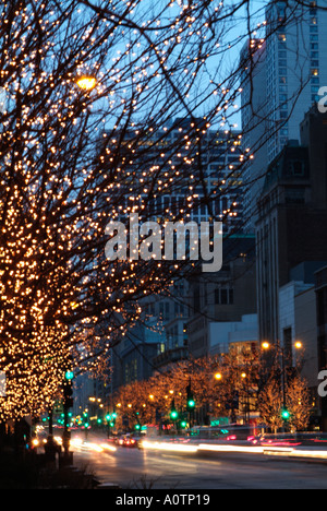 Holiday Lights e trafic lungo Michigan Ave a Chicago in Illinois Foto Stock