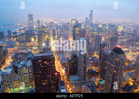 Vista di Chicago in Illinois e Michigan Ave a notte Foto Stock