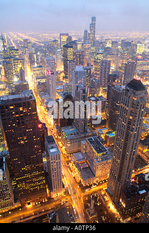 Vista di Chicago in Illinois e Michigan Ave a notte Foto Stock