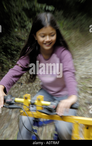 Un bambini in sella a una moto speciale su un binario ferroviario Foto Stock