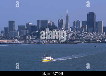 Traghetto a San Francisco Bay con vista sullo skyline di San Francisco, California, Stati Uniti d'America. Foto Stock