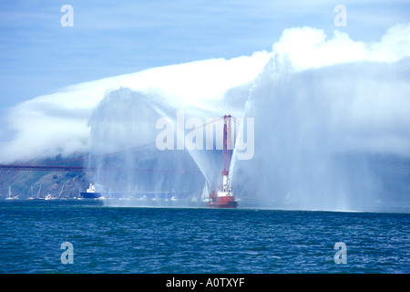 Il giorno di apertura della stagione nautica nella Baia di San Francisco con fireboat spruzzare acqua cannoni Foto Stock