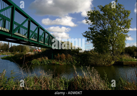Vista generale di una passerella sul fiume Nene nel Northamptonshire Foto Stock