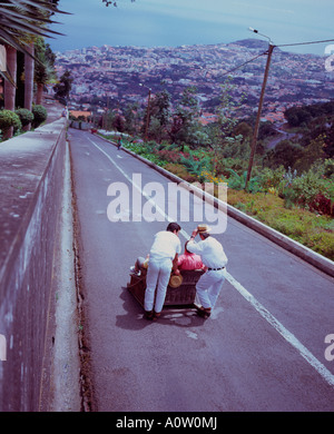 I turisti tenendo la discesa in slittino dal Monte a Funchal, Madeira, Portogallo Foto Stock