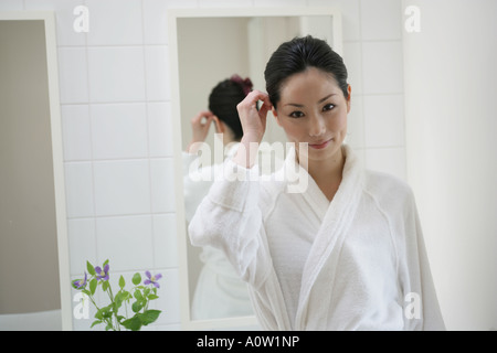 Ritratto di una giovane donna in bagno Foto Stock