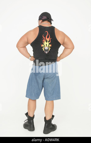 Vista posteriore di un uomo flettendo i suoi muscoli Foto Stock