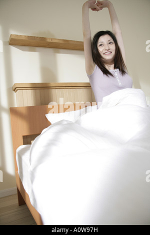 Giovane donna stretching le braccia Foto Stock