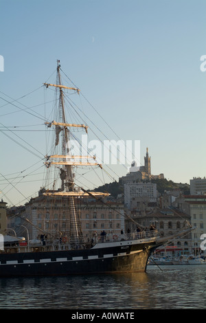 Marseille Vieux port le belem nave a vela e la cattedrale di Notre Dame de la Garde basilica Foto Stock