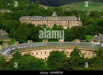 Lo skyline a Buxton nel distretto di Peak Derbyshire England Regno Unito con la mezzaluna e Palace Hotel Foto Stock