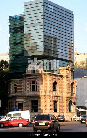 Edificio vecchio nuovo Bucharest Romania Foto Stock