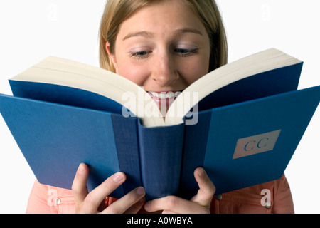 Ritratto di donna caucasica la lettura del libro di grandi dimensioni Foto Stock