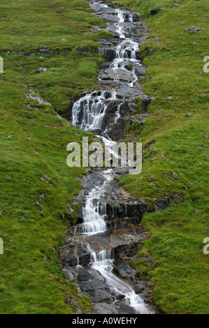 Serie di cascate e cascate nel piccolo ruscello che corre lungo il lato di Buachaille Munro Glen Etive Scozia Scotland Foto Stock