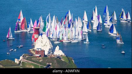 Vista aerea. Giro dell'isola di gara. Isola di Wight. Regno Unito. Yachts passando gli aghi faro. Foto Stock