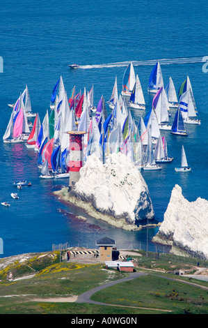 Vista aerea. Giro dell'isola di gara. Isola di Wight. Regno Unito. Yachts passando gli aghi faro. Foto Stock