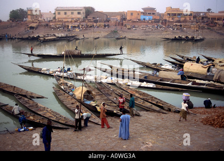 Gli uomini e le barche si riuniscono sulle rive del fiume Niger in Mopti Mali Foto Stock