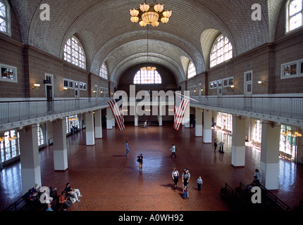 La grande sala di Ellis Island gateway di immigrazione verso il nuovo mondo Foto Stock