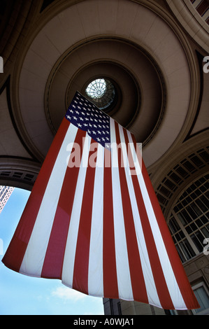 Un gigante di bandiera appeso nella Rotunda di Rowes Wharf, Boston, Massachusetts Foto Stock