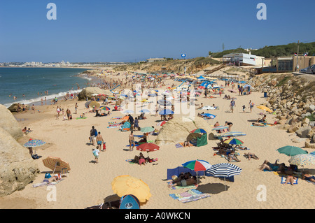 Il Portogallo Algarve, spiaggia di Galé in estate, mostrando ristoranti sulla spiaggia Foto Stock