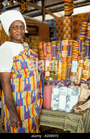 Il Ghana donna che indossa e vendendo il tessuto Kente in Accra Foto Stock