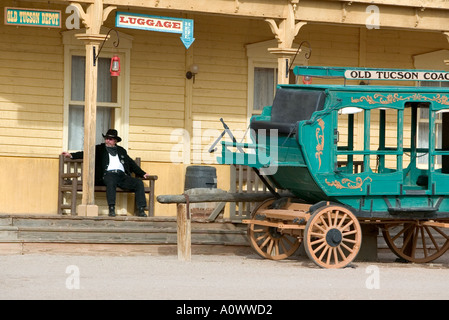 Il Grand Hotel Palace Saloon e il vecchio stadio di Tucson pullman con cowboy a Tucson Studios Foto Stock