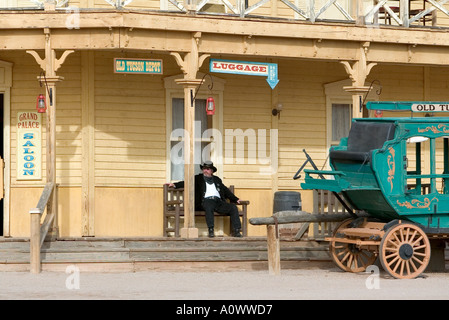 Il Grand Hotel Palace Saloon e il vecchio stadio di Tucson pullman con cowboy a Tucson Studios Foto Stock