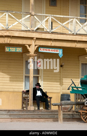 Il Grand Hotel Palace Saloon e il vecchio stadio di Tucson pullman con cowboy a Tucson Studios Foto Stock