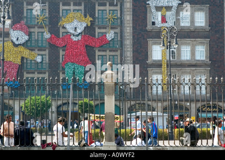 Plaza de la Constitucion Città del Messico con decorazioni di Natale su edifici dietro Foto Stock