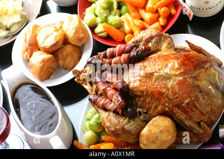 Tradizionale autentica il tacchino arrosto celebrazione cena di Natale con n. di persone Foto Stock