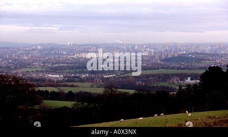La città di Glasgow visto da colline sopra PAISLEY IN INVERNO Foto Stock