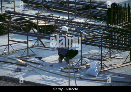 Fissatore di acciaio che compongono una gabbia di rinforzo su un sito in costruzione. Foto Stock