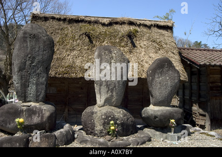 Monumenti di pietra Gasshou zukuri case dai tetti di paglia Shirokawago Ogimachi Prefettura di Gifu isola di Honshu Giappone Asia Foto Stock