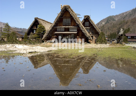 La riflessione di gasshou zukuri case dai tetti di paglia Shirokawago Ogimachi Prefettura di Gifu isola di Honshu Giappone Asia Foto Stock