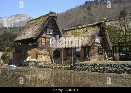 La riflessione di gasshou zukuri case dai tetti di paglia Shirokawago Ogimachi Prefettura di Gifu isola di Honshu Giappone Asia Foto Stock