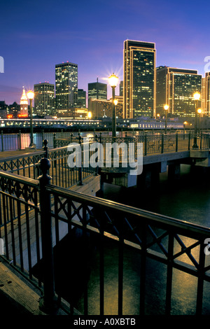 Dock di Baia con lo skyline di San Francisco e il Porto di San Francisco in California Foto Stock