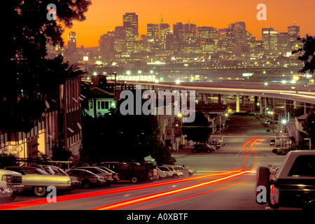 Skyline di San Francisco e grattacieli visto dalla collina Protero quartiere con il traffico sulle strade della città al tramonto in California Foto Stock