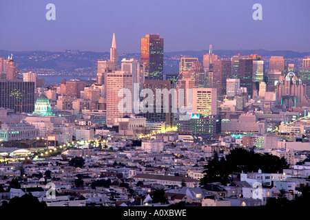 Il centro cittadino di San Francisco skyline e Missione District case al tramonto visto da Twin Peaks Foto Stock