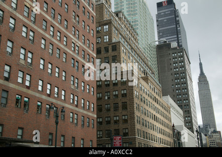 Xxxiii Street e Empire State building visto dall'angolo con la 9th Avenue a New York STATI UNITI D'AMERICA Foto Stock