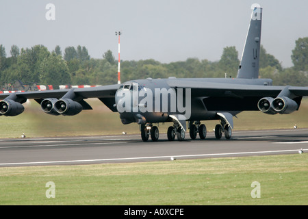 Il USAF B 52H prende il largo sulla pista di RIAT 2005 RAF Fairford Gloucestershire England Regno Unito Foto Stock