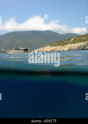 Al di sopra e al di sotto dell'acqua Gokova Bodrum Turchia Foto Stock