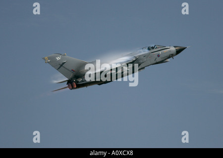 RAF Tornado GR4 batte contro il cielo blu con ala vortici di vapore