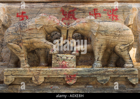 India Rajasthan Udaipur città vecchia Jagdish Mandir tempio vicino del bassorilievo che mostra due elefanti affacciati su w esterno Foto Stock